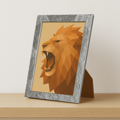 Leone Poly Art stampato su forex, cornice portafoto argento, misura 21x29.7